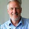 Paul Girard, fondateur de Déménagement Provence, souriant avec chemise bleu-clair