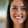 Portrait d’Amélie Dupuis, souriante, jeune femme marseillaise satisfaite de son déménagement