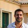 Mickaël Benzema, employé ayant déménagé à distance, posant devant son nouveau logement à Toulon